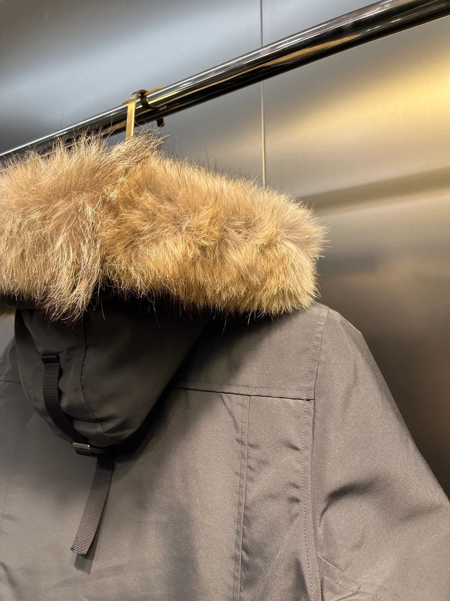 P860 🇨🇦CANADA GOOSE 12 women's models, factory direct supply: supplying global purchasing agents, micro-businesses, entities, Tmall, high-end stalls and studios, free shipping! Trillium Parka Women's 12 "popular" women's models are chosen by Arctic and Antarctic scientific expedition teams as winter wear, the Rolls-Royce of down jackets. ➖ Industry-leading anti-counterfeiting chip sensing. ➖ Imported Behringer embroidery machines and customized embroidery labels, the highest level and industry leading. ➖ Imported Korean 21-count polyester-cotton blended original fabric, TC85 waterproof coated fabric, water-repellent, windproof and wear-resistant. ➖ The new national standard 80 white duck down is filled with an average of 520 grams of down. The amount of down filled is industry-leading. ➖ 100% nylon lon lining with double double-layer sealing design to prevent velvet running, seamless thread design on cuffs! ➖ Western Canadian Green Wolf Collar. ➖ Yoshida YKK provides original factory-customized electroplated sliders. YKK two-way lockable zippers are tight and smooth and do not peel off paint. ➖ 3M composite Velcro is durable and the accessories and hardware are all custom-made. Note: Our copywriting is only simple and clear. Instead of bragging about the copywriting, it is better to compare and understand with samples. Only for the purest, most focused, most professional, highest quality, and most cost-effective!  SIZE:S-XXL